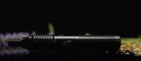 Stilus Mini vor dunklem Hintergrund