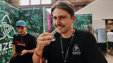 Gründer probiert die Vapo Bong