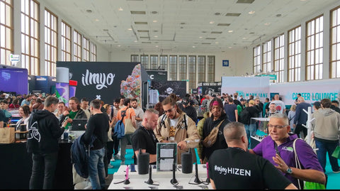 HIZEN Stand A10-1 in Halle 18 auf der Mary Jane Berlin 2026 mit Besuchern an der Teststation