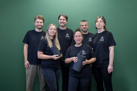 Johannes & Paul mit Sabrina, Chris, Miri und dem Team.