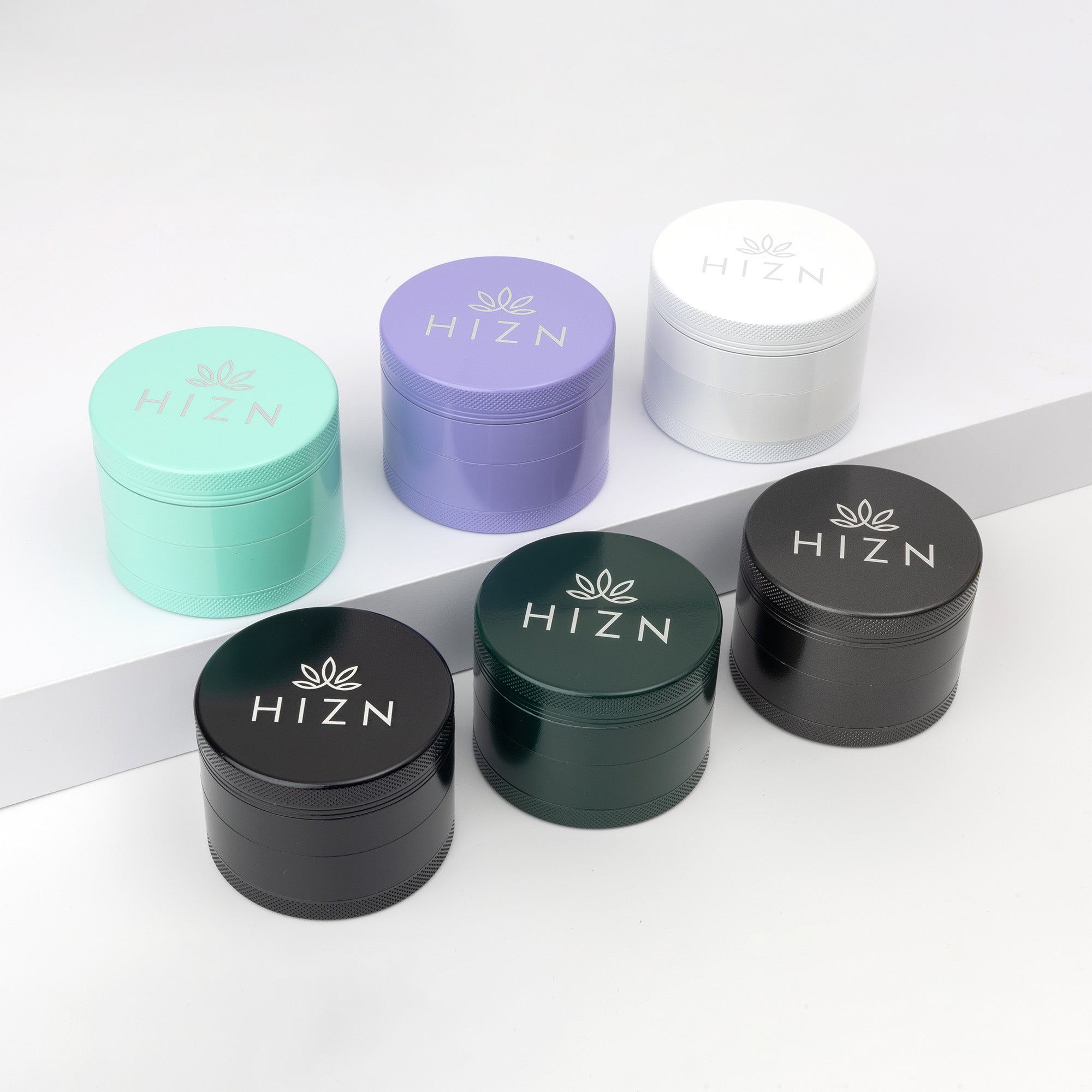 MYSTE Herb Grinder 63 Mm – 4-teilig Mit Scharfen Zähnen, Magnetischem Deckel, Schaber Und Rolling Tray